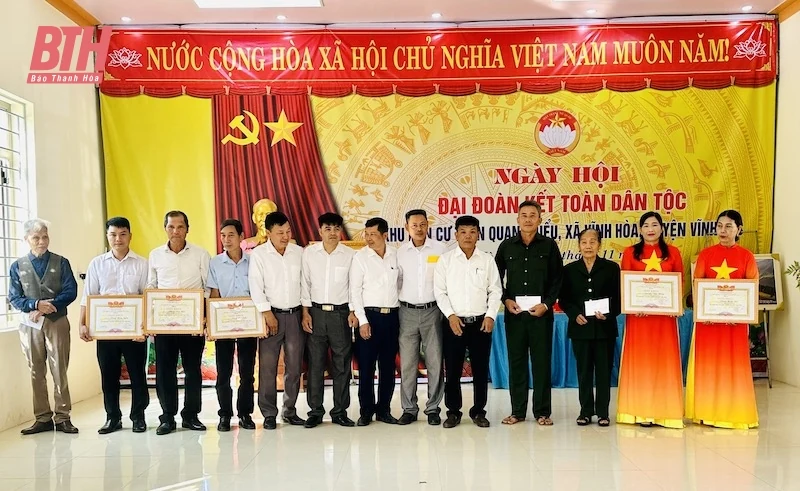 Phó Chủ tịch HĐND tỉnh Nguyễn Quang Hải chung vui Ngày hội Đại đoàn kết toàn dân tộc tại thôn Quang Biểu