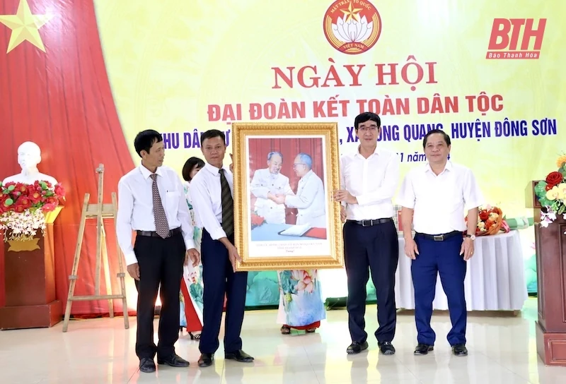 Trưởng Ban Nội chính Tỉnh ủy Nguyễn Ngọc Tiến dự Ngày hội Đại đoàn kết toàn dân tộc tại thôn 3 Thịnh Trị, xã Đông Quang
