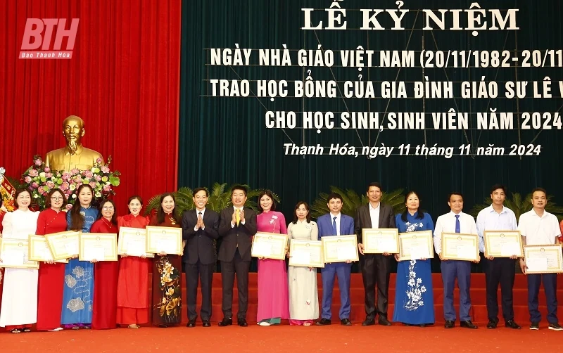 Kỷ niệm 42 năm Ngày Nhà giáo Việt Nam và trao học bổng của gia đình Giáo sư Lê Viết Ly cho học sinh, sinh viên