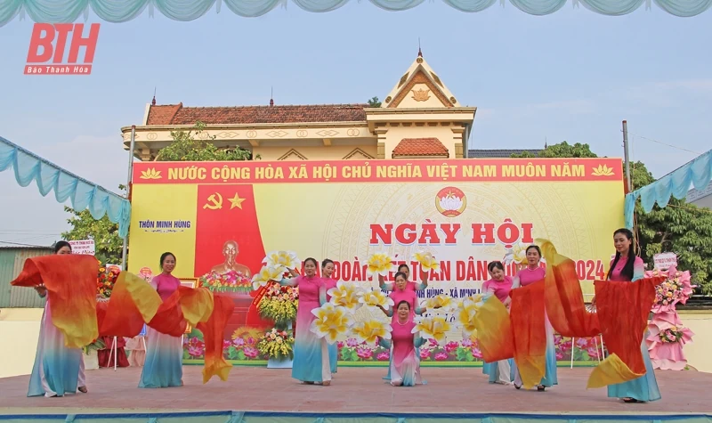 Phó Chủ tịch Thường trực UBND tỉnh Nguyễn Văn Thi dự Ngày hội Đại đoàn kết toàn dân tộc tại thôn Minh Hùng