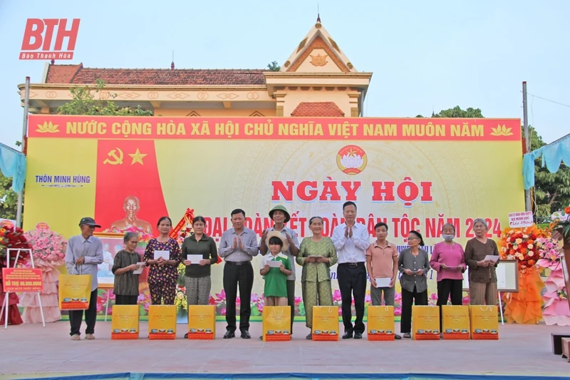 Phó Chủ tịch Thường trực UBND tỉnh Nguyễn Văn Thi dự Ngày hội Đại đoàn kết toàn dân tộc tại thôn Minh Hùng