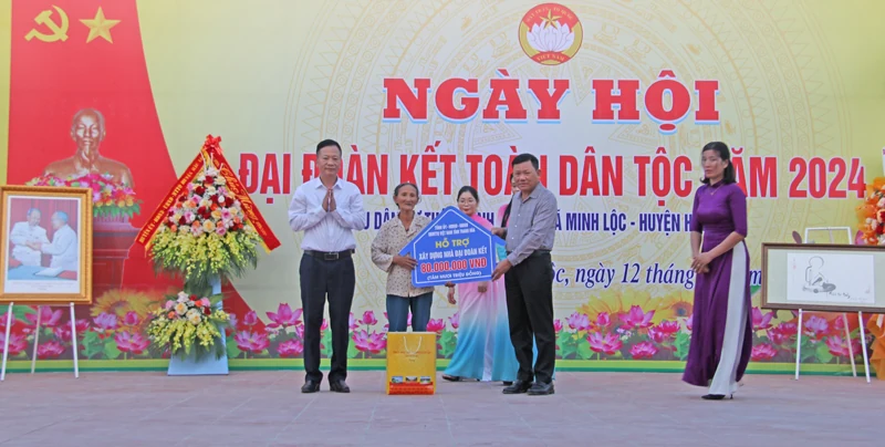 Phó Chủ tịch Thường trực UBND tỉnh Nguyễn Văn Thi dự Ngày hội Đại đoàn kết toàn dân tộc tại thôn Minh Hùng