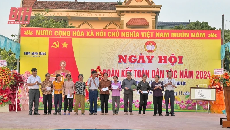 Phó Chủ tịch Thường trực UBND tỉnh Nguyễn Văn Thi dự Ngày hội Đại đoàn kết toàn dân tộc tại thôn Minh Hùng