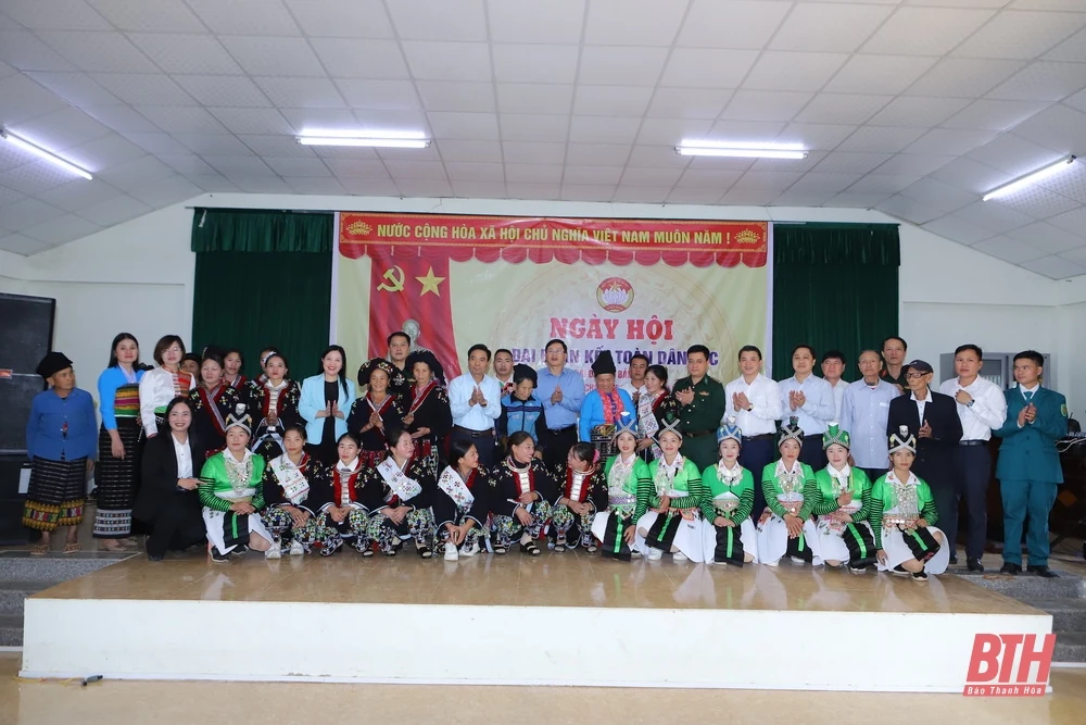 Bí thư Tỉnh ủy Nguyễn Doãn Anh chung vui ngày hội đại đoàn kết toàn dân tộc với cán bộ, Nhân dân bản Pùng, xã Quang Chiểu