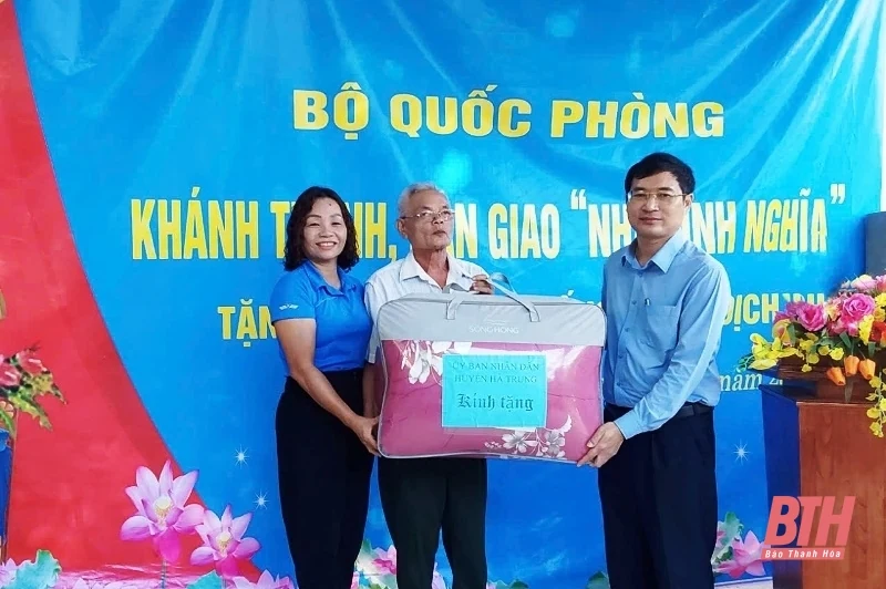Bàn giao nhà tình nghĩa cho thương binh tại xã Hà Bắc, huyện Hà Trung