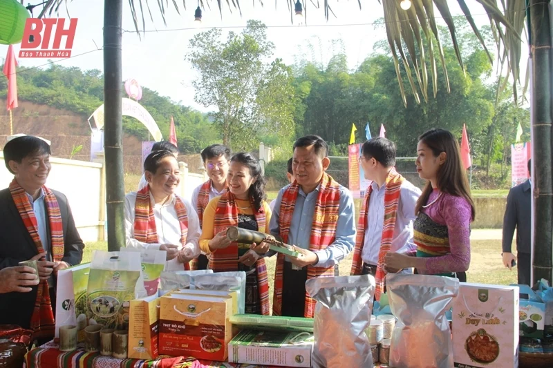 Phó Chủ tịch Thường trực UBND nhà cái m88 Nguyễn Văn Thi dự Ngày hội Đại đoàn kết toàn dân tộc tại Quan Sơn