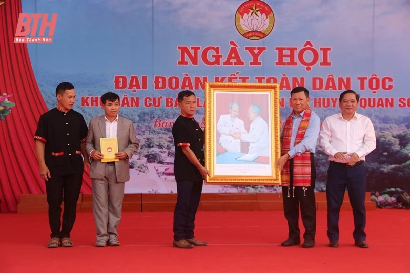 Phó Chủ tịch Thường trực UBND nhà cái m88 Nguyễn Văn Thi dự Ngày hội Đại đoàn kết toàn dân tộc tại Quan Sơn