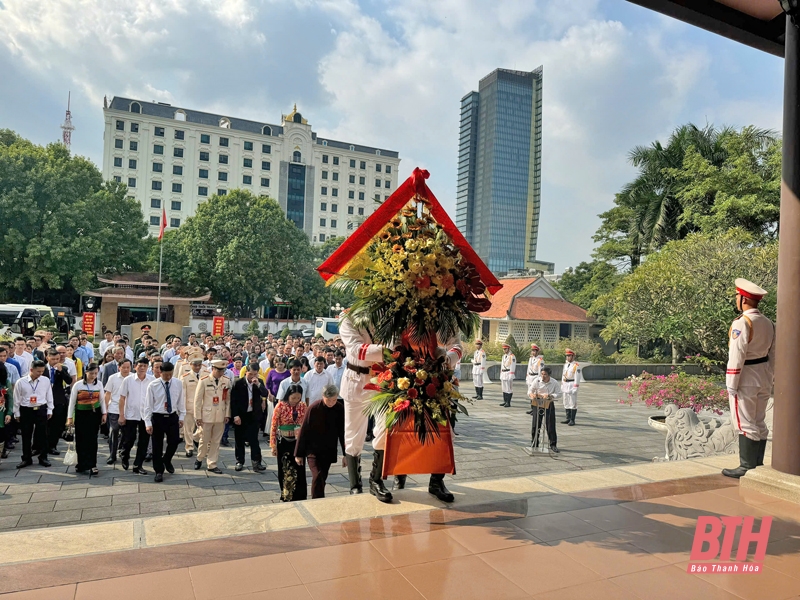 Đoàn Đại biểu dự Đại hội đại biểu các dân tộc thiểu số tỉnh Thanh Hóa lần thứ IV dâng hương, báo công với Chủ tịch Hồ Chí Minh