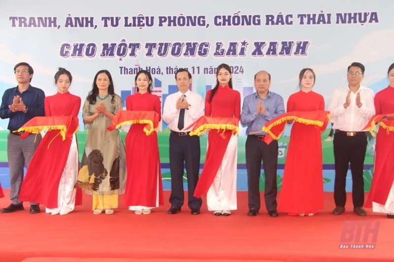 Khai mạc “Triển lãm tranh ảnh, tư liệu tuyên truyền phòng, chống rác thải vao m88 năm 2024”