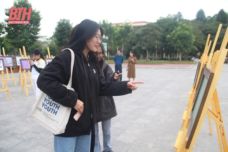 Khai mạc “Triển lãm tranh ảnh, tư liệu tuyên truyền phòng, chống rác thải vao m88 năm 2024”