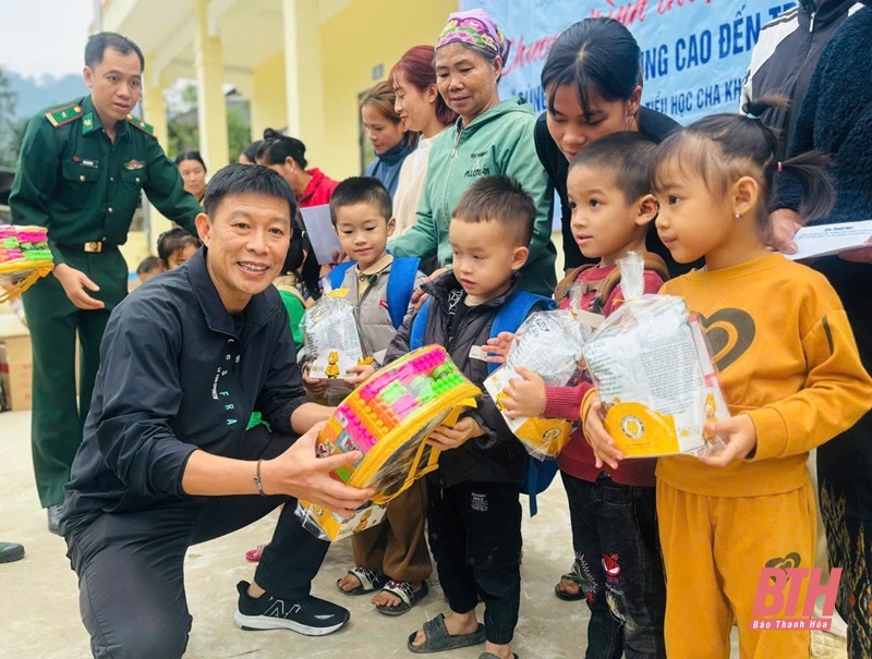 Đoàn Thanh niên Báo Thanh Hóa cùng nhà tài trợ trao quà cho học sinh bản đặc biệt khó khăn