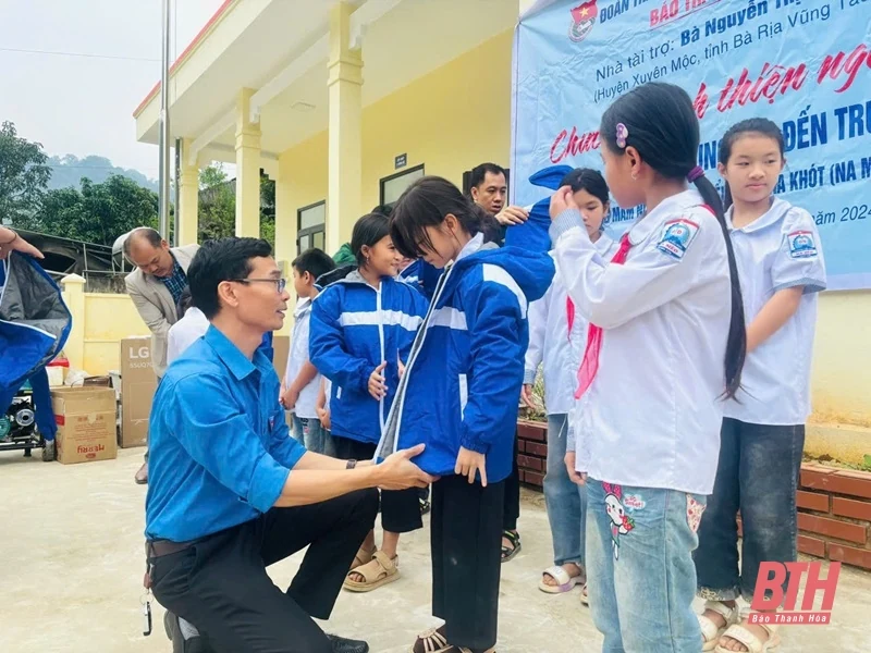Đoàn Thanh niên Báo Thanh Hóa cùng nhà tài trợ trao quà cho học sinh bản đặc biệt khó khăn