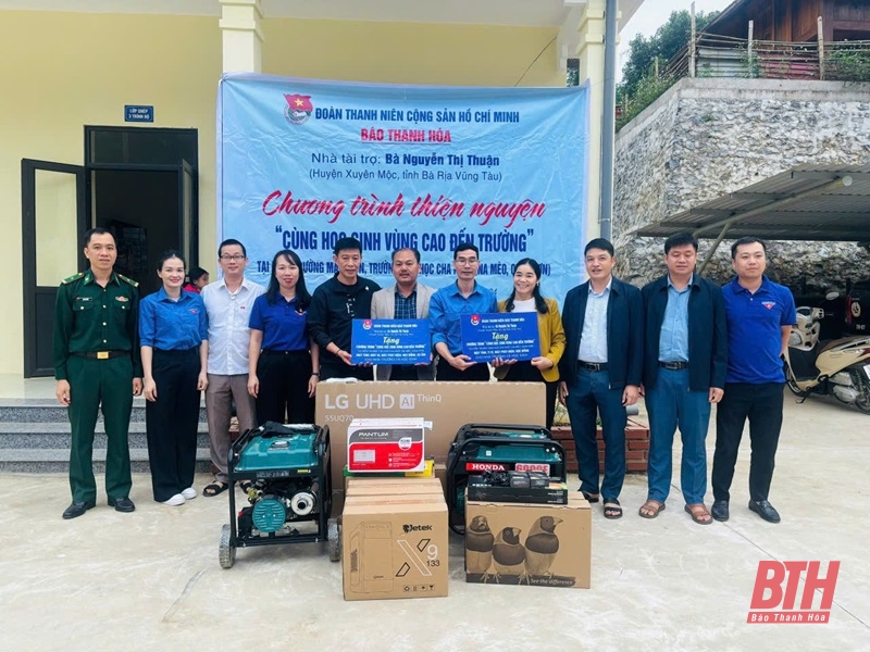 Đoàn Thanh niên Báo Thanh Hóa cùng nhà tài trợ trao quà cho học sinh bản đặc biệt khó khăn