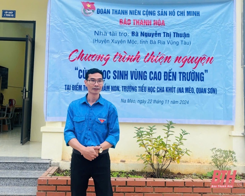 Đoàn Thanh niên Báo Thanh Hóa cùng nhà tài trợ trao quà cho học sinh bản đặc biệt khó khăn