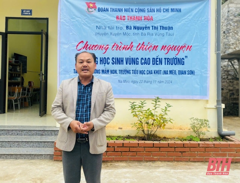 Đoàn Thanh niên Báo Thanh Hóa cùng nhà tài trợ trao quà cho học sinh bản đặc biệt khó khăn