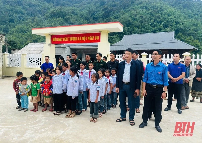 Đoàn Thanh niên Báo Thanh Hóa cùng nhà tài trợ trao quà cho học sinh bản đặc biệt khó khăn