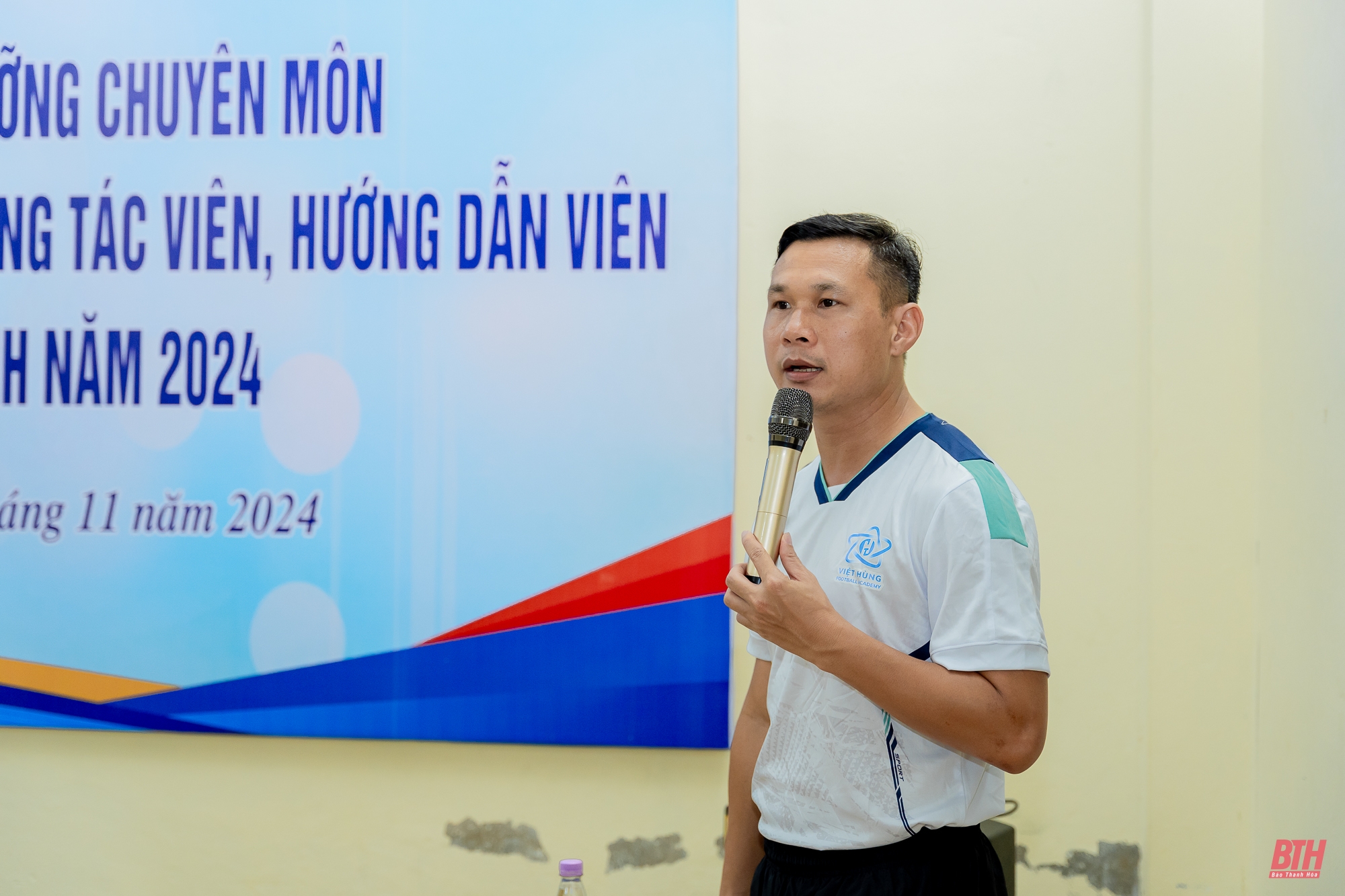 Cựu tuyển thủ Nguyễn Bảo Quân truyền đạt kinh nghiệm tại lớp tập huấn dành cho HLV các cơ sở vệ tinh năm 2024