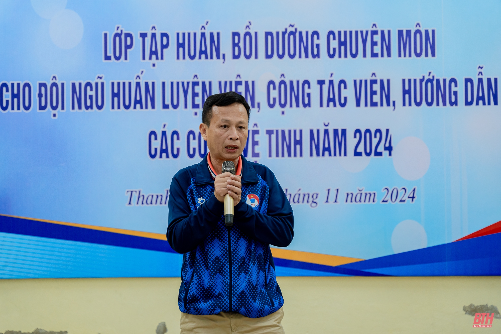 Cựu tuyển thủ Nguyễn Bảo Quân truyền đạt kinh nghiệm tại lớp tập huấn dành cho HLV các cơ sở vệ tinh năm 2024