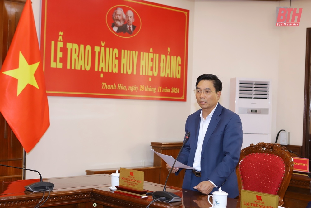 Trao huy hiệu Đảng cho các đồng chí nguyên lãnh đạo tỉnh