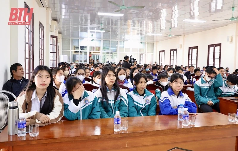 227 học sinh nghèo vượt khó học giỏi nhận học bổng từ Quỹ Thiện Tâm