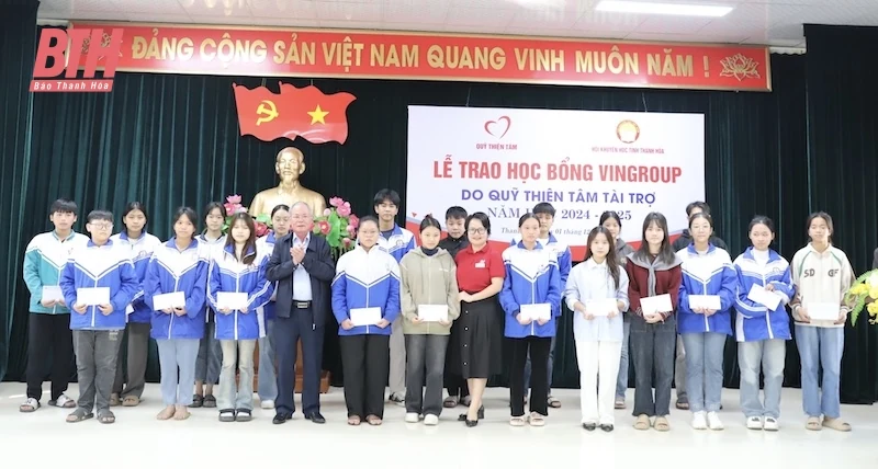227 học sinh nghèo vượt khó học giỏi nhận học bổng từ Quỹ Thiện Tâm