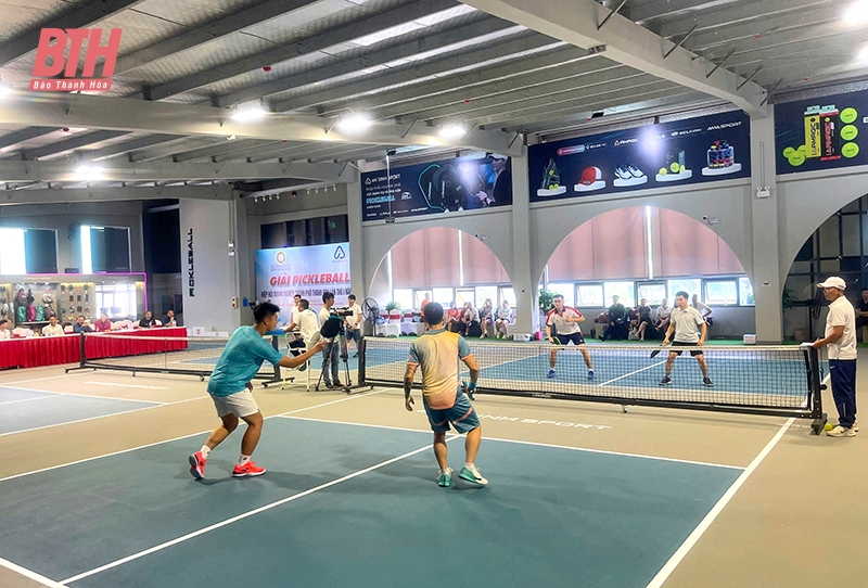 Phía sau “cơn lốc” pickleball