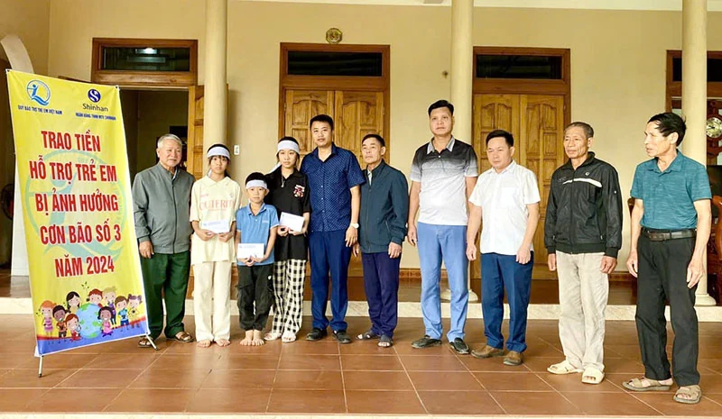 Trao hỗ trợ đột xuất cho trẻ em bị thiệt hại do bão số 3 (Yagi)