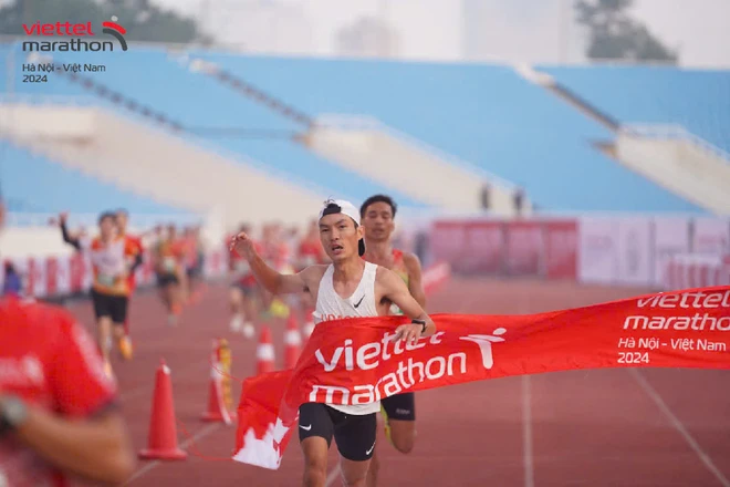 Nguyễn Thị Oanh phá sâu kỷ lục quốc gia tại Giải Viettel Marathon Việt Nam 2024