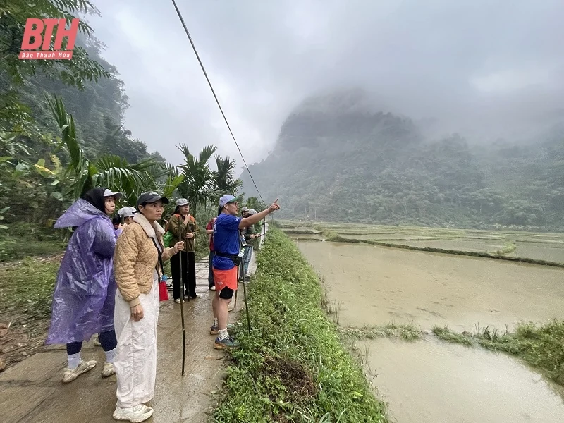 Trải nghiệm trekking tour khám phá bản Kho Mường