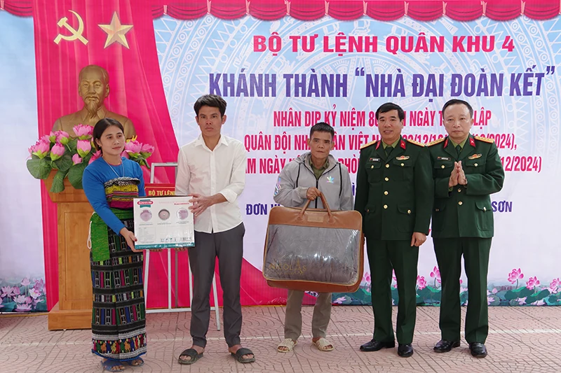 Bộ Tư lệnh Quân khu 4 trao “Nhà Đại đoàn kết” tại huyện Quan Sơn