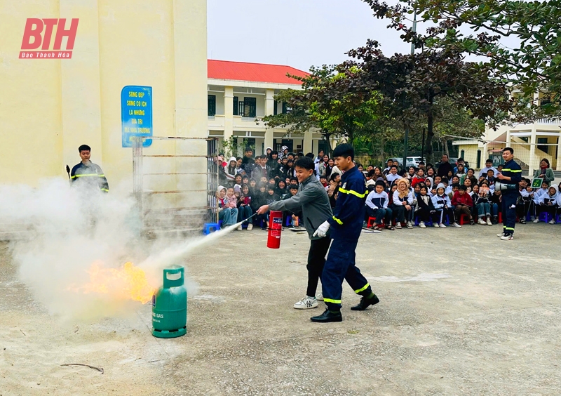 Hàng nghìn học sinh được tuyên truyền, trải nghiệm, thực hành PCCC và CNCH