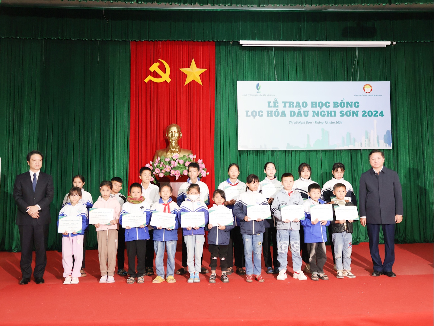 Công ty TNHH Lọc hóa dầu Nghi Sơn trao 196 suất học bổng cho học sinh, sinh viên có hoàn cảnh khó khăn