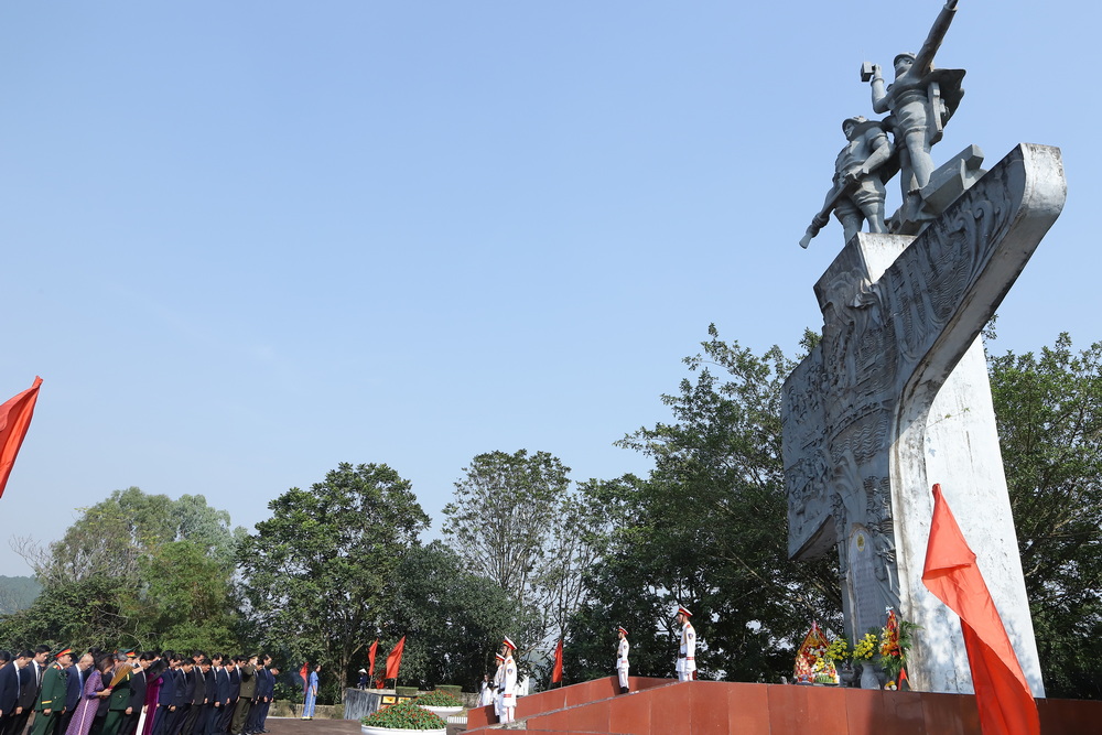 Đoàn đại biểu tỉnh Thanh Hóa dâng hương Chủ tịch Hồ Chí Minh, Mẹ Việt Nam Anh hùng và các anh hùng liệt sĩ nhân kỷ niệm 80 năm Ngày thành lập Quân đội Nhân dân Việt Nam