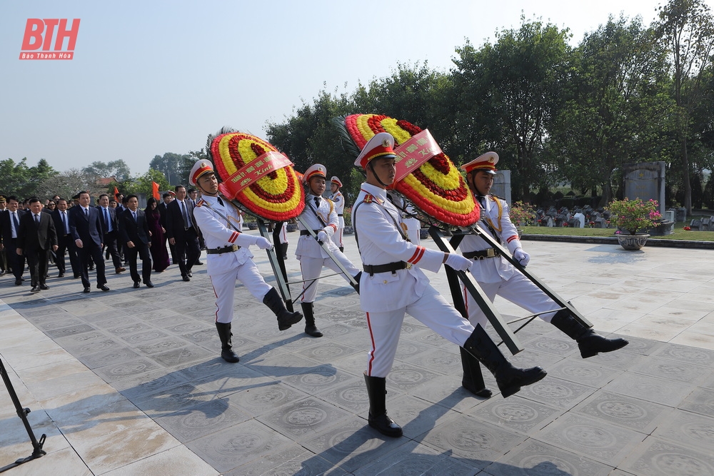 Đoàn đại biểu tỉnh Thanh Hóa dâng hương Chủ tịch Hồ Chí Minh, Mẹ Việt Nam Anh hùng và các anh hùng liệt sĩ nhân kỷ niệm 80 năm Ngày thành lập Quân đội Nhân dân Việt Nam