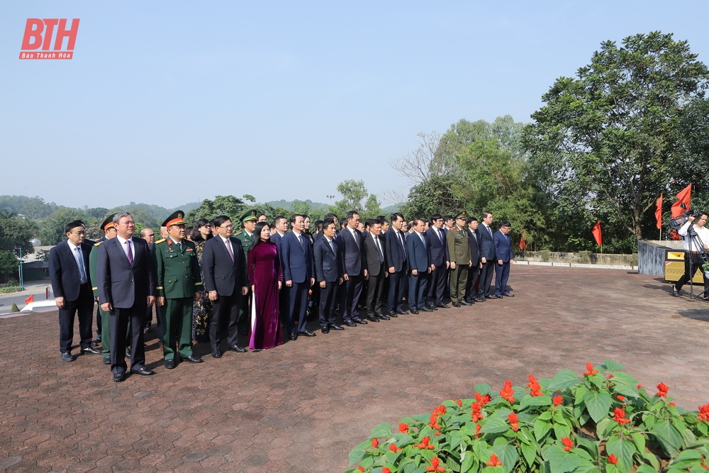 Đoàn đại biểu tỉnh Thanh Hóa dâng hương Chủ tịch Hồ Chí Minh, Mẹ Việt Nam Anh hùng và các anh hùng liệt sĩ nhân kỷ niệm 80 năm Ngày thành lập Quân đội Nhân dân Việt Nam