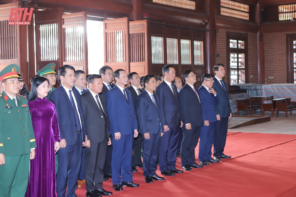 Đoàn đại biểu tỉnh Thanh Hóa dâng hương Chủ tịch Hồ Chí Minh, Mẹ Việt Nam Anh hùng và các anh hùng liệt sĩ nhân kỷ niệm 80 năm Ngày thành lập Quân đội Nhân dân Việt Nam