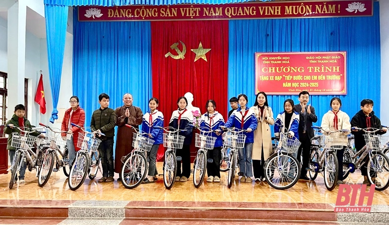 Tặng 100 xe đạp cho học sinh có hoàn cảnh khó khăn 2 huyện Vĩnh Lộc, Cẩm Thủy