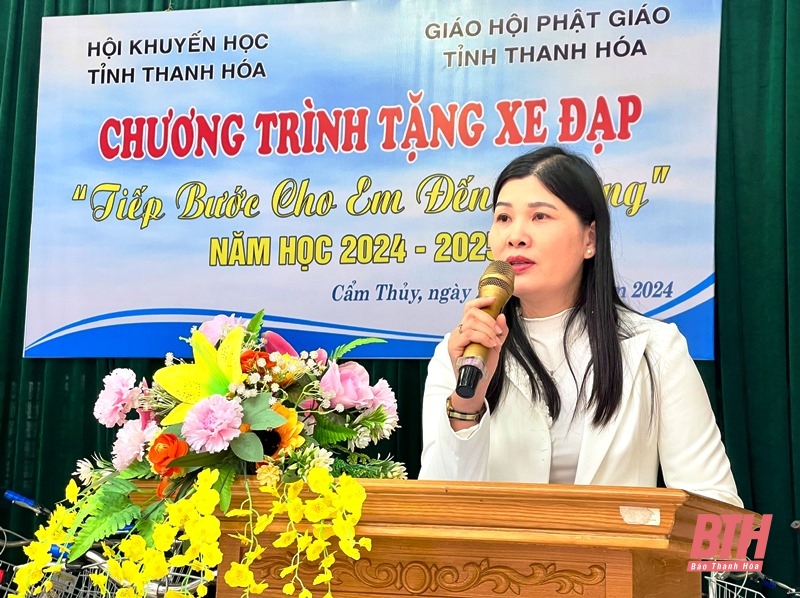 Tặng 100 xe đạp cho học sinh có hoàn cảnh khó khăn 2 huyện Vĩnh Lộc, Cẩm Thủy