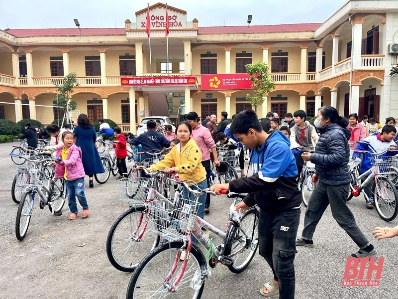 Tặng 100 xe đạp cho học sinh có hoàn cảnh khó khăn 2 huyện Vĩnh Lộc, Cẩm Thủy