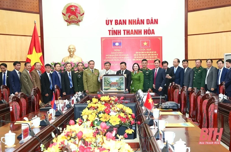 Giao ban công tác đất liền giữa 2 tỉnh Thanh Hoá - Hủa Phăn