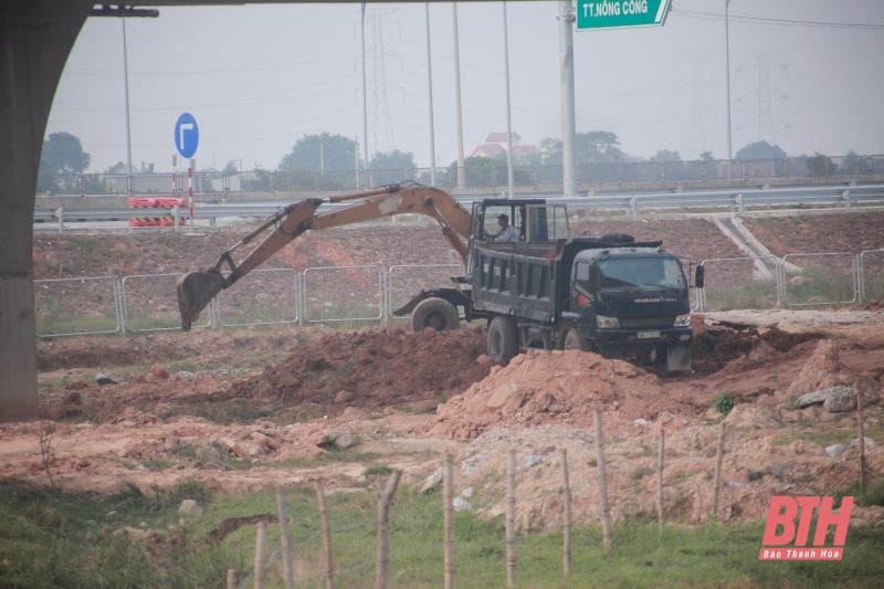 Ngang nhiên đưa máy xúc, xe tải vào khai thác đất trái phép sát cao tốc Bắc - Nam