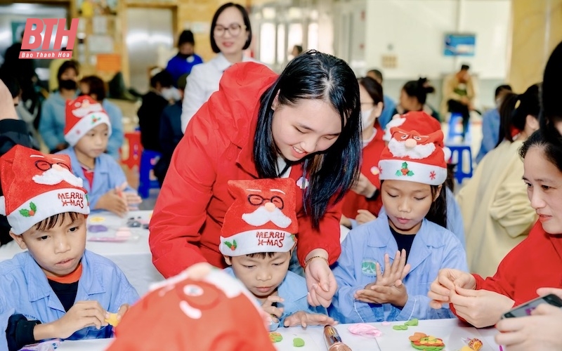 Mang Giáng sinh đến với các bệnh nhi 