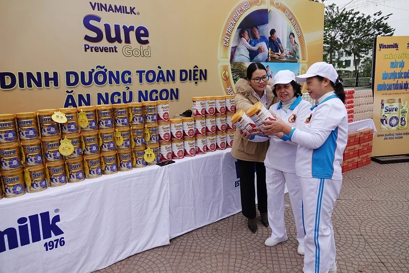 Vinamilk Sure Prevent Gold đồng hành chăm sóc rèn luyện sức khỏe cho 3.000 người cao tuổi Hà Nội 