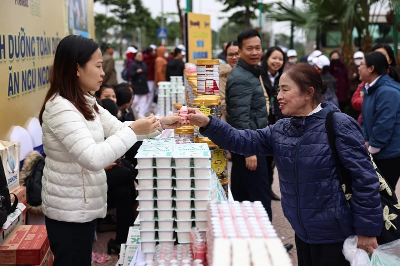 Vinamilk Sure Prevent Gold đồng hành chăm sóc rèn luyện sức khỏe cho 3.000 người cao tuổi Hà Nội 