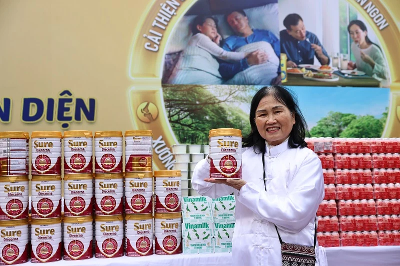 Vinamilk Sure Prevent Gold đồng hành chăm sóc rèn luyện sức khỏe cho 3.000 người cao tuổi Hà Nội 