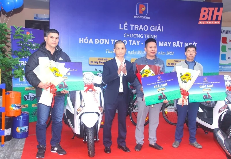 Petrolimex trao thưởng chương trình “Hóa đơn trao tay - vận may bất ngờ” cho các khách hàng tỉnh Thanh Hóa