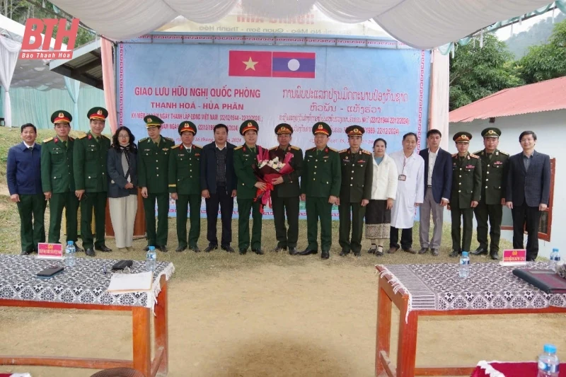 Khám bệnh, cấp thuốc miễn phí cho người dân khu vực biên giới Việt Nam - Lào