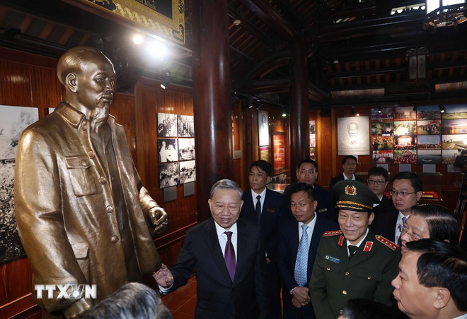 Tổng Bí thư Tô Lâm dâng hương tưởng niệm Chủ tịch Hồ Chí Minh tại Nghệ An