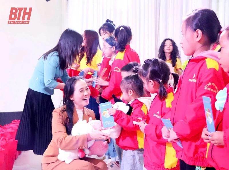 Gặp mặt, trao quà Tết và kinh phí đỡ đầu cho trẻ mồ côi khó khăn