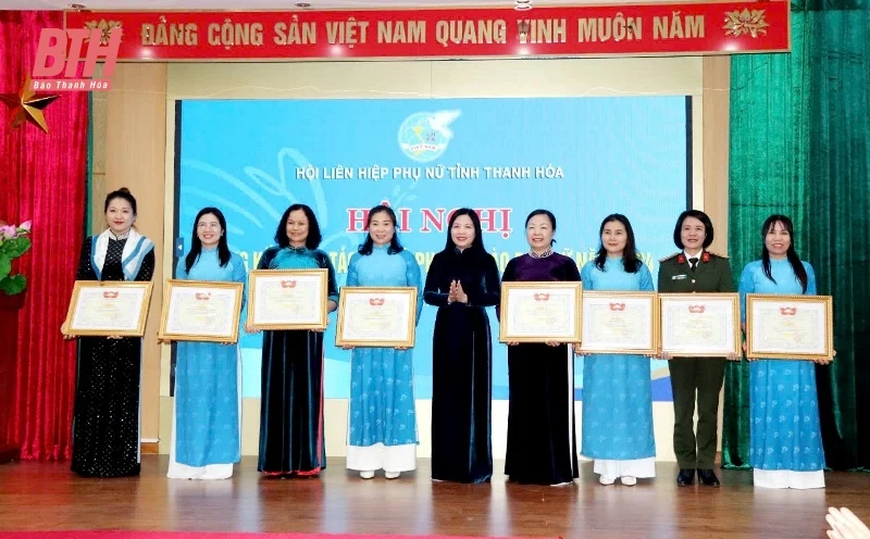 Phát huy vai trò của phụ nữ trong tham gia xây dựng Đảng và hệ thống chính trị